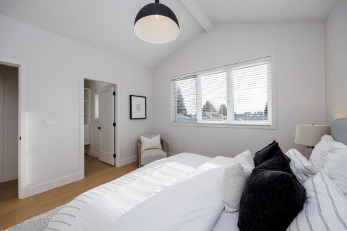 229 22Nd Street E, North Vancouver, BC 