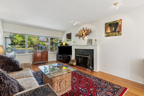 415 26Th Street W, North Vancouver, BC 