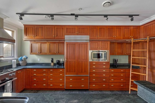 33 6Th Avenue E, Vancouver, BC 