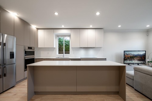 359 13Th Street E, North Vancouver, BC 