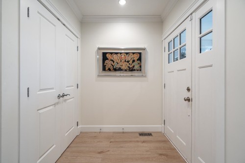 359 13Th Street E, North Vancouver, BC 