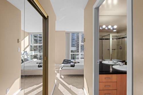 1703-1077 Marinaside Crescent, Vancouver, BC 