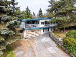 8071 Greenlake Place Burnaby, BC V5A 3N5