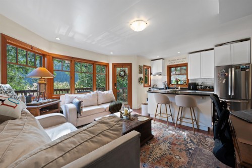 6524 Wellington Avenue, West Vancouver, BC 