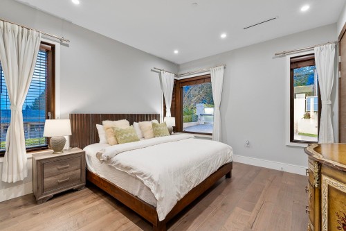 2052 Inglewood Avenue, West Vancouver, BC 