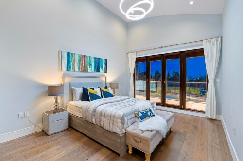 2052 Inglewood Avenue, West Vancouver, BC 