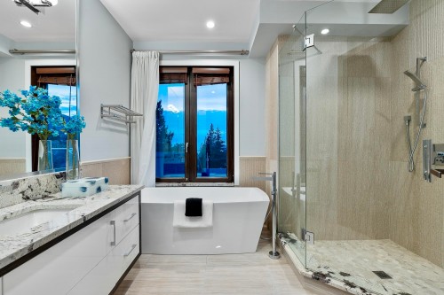 2052 Inglewood Avenue, West Vancouver, BC 