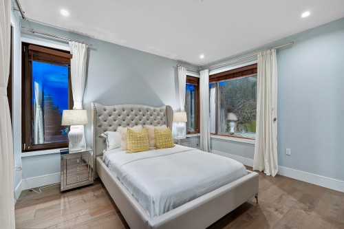 2052 Inglewood Avenue, West Vancouver, BC 