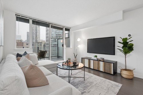 902-1325 Rolston Street  Vancouver, BC V6B 0M2