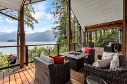 4 Christian Cove Pitt Meadows, BC V3Y 1Z1