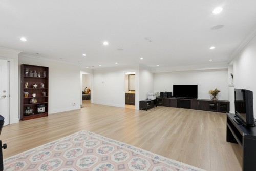 418 13Th Street E, North Vancouver, BC 