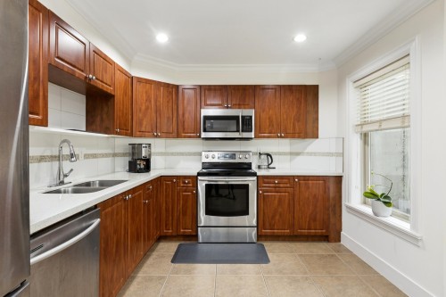 418 13Th Street E, North Vancouver, BC 