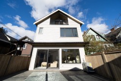 2-864 16th Avenue E Vancouver, BC V5T 2V6