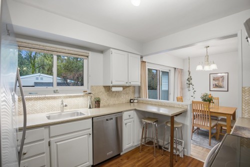 1852 Larson Road, North Vancouver, BC 