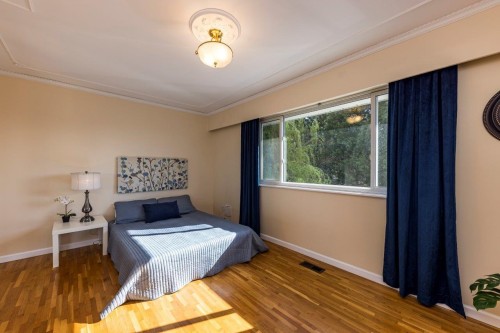 2094 Viewlynn Drive, North Vancouver, BC 