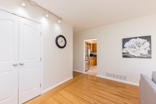 2094 Viewlynn Drive, North Vancouver, BC 