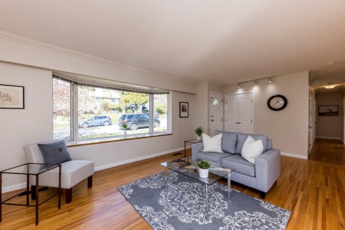 2094 Viewlynn Drive, North Vancouver, BC 