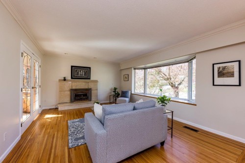 2094 Viewlynn Drive, North Vancouver, BC 