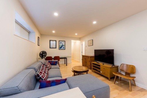 2094 Viewlynn Drive, North Vancouver, BC 