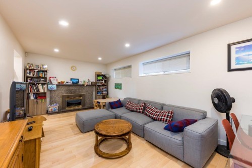 2094 Viewlynn Drive, North Vancouver, BC 