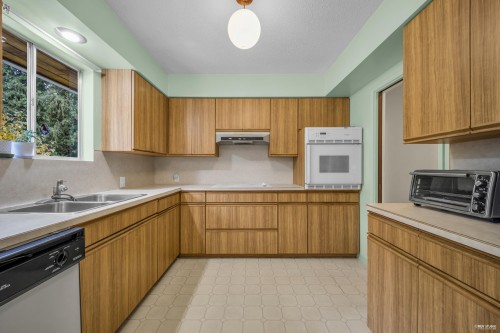 4578 Capilano Road, North Vancouver, BC 