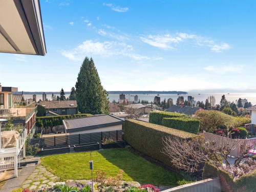 1405 20Th Street, West Vancouver, BC 