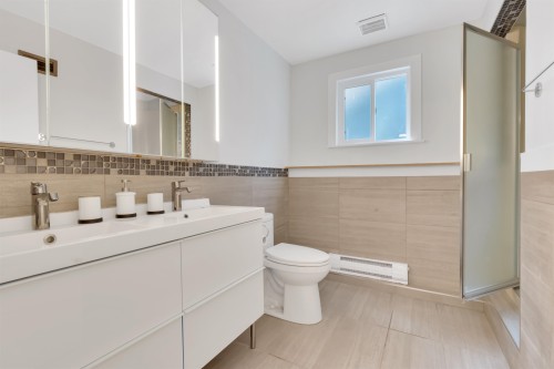 1177 15Th Street E, North Vancouver, BC 