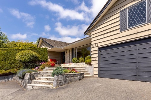1211 Chartwell Drive, West Vancouver, BC 