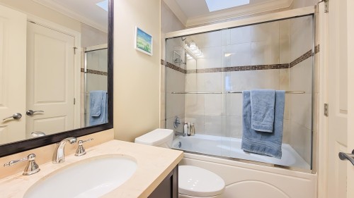 203 18Th Street E, North Vancouver, BC 