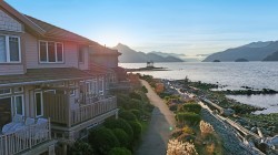 7 Beach Drive West Vancouver, BC V0N 3Z1