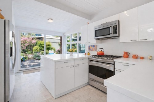 2433 Mathers Avenue, West Vancouver, BC 