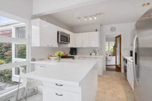 2433 Mathers Avenue, West Vancouver, BC 