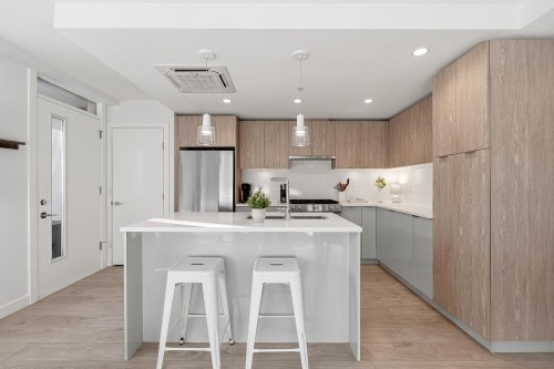 TH3-108 8th Street E North Vancouver, BC V7L 1Y9