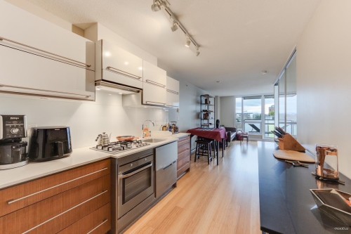 806-718 Main Street  Vancouver, BC V6A 0B1