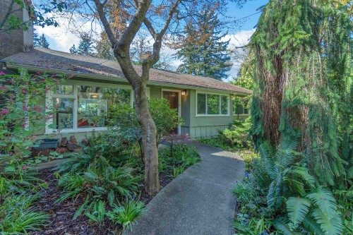 825 20th Street W North Vancouver, BC V7P 2B5