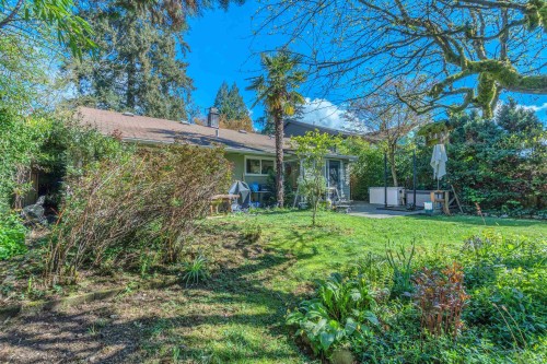825 20Th Street W, North Vancouver, BC 