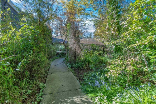 825 20Th Street W, North Vancouver, BC 