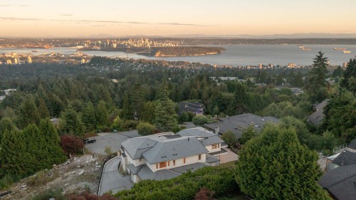 1445 Sandhurst Place, West Vancouver, BC 