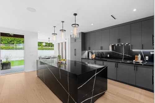 976 Melbourne Avenue, North Vancouver, BC 