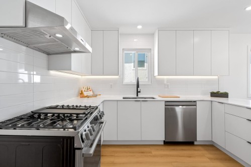 2085 Waverley Avenue, Vancouver, BC 