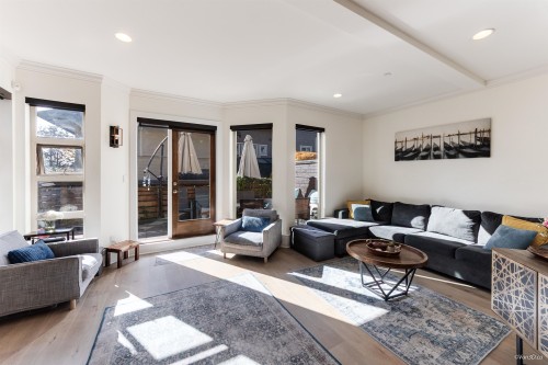 9-215 4th Street E North Vancouver, BC V7L 1J1