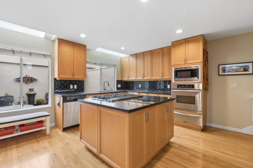 2333 Bellevue Avenue, West Vancouver, BC 