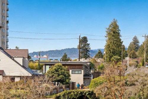2333 Bellevue Avenue, West Vancouver, BC 