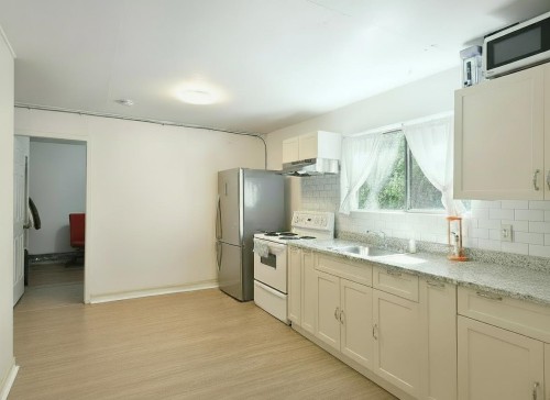5727 Trail Avenue, Sechelt, BC 