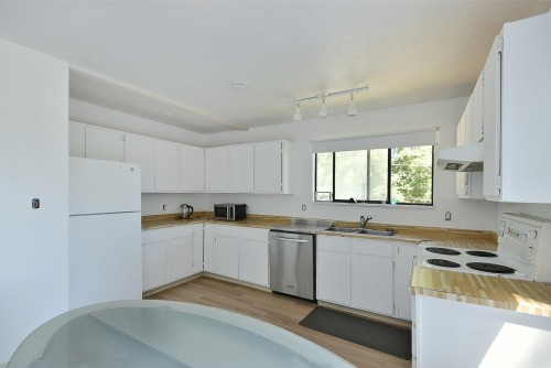 5727 Trail Avenue, Sechelt, BC 