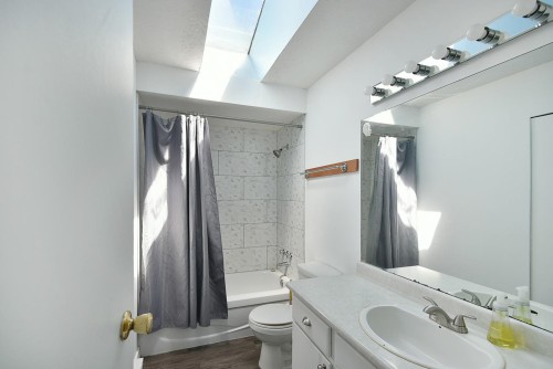5727 Trail Avenue, Sechelt, BC 