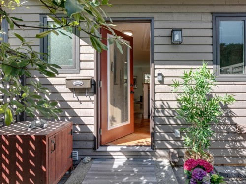 160 12th Street W North Vancouver, BC V7M 1N3