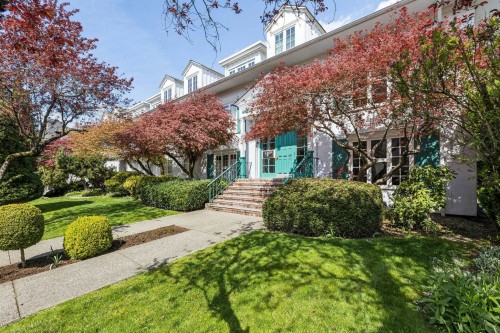 102-120 17th Street W North Vancouver, BC V7M 1V4