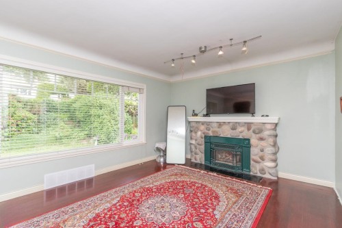 341 24Th Street W, North Vancouver, BC 