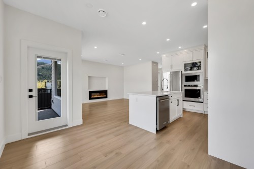 1005 Phare Crescent, Pemberton, BC - Indoor Photo Showing Kitchen With Upgraded Kitchen